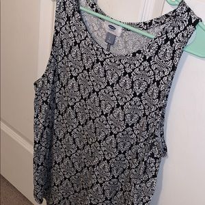 🌻Black and White Floral Tank🌻